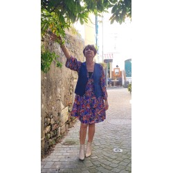 Robe multicolore sur fond...