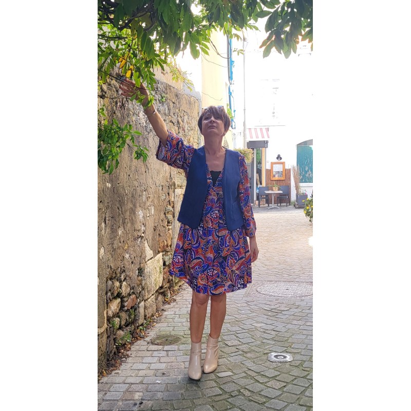 Robe multicolore sur fond violet et orange