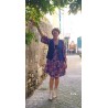 Robe multicolore sur fond violet et orange