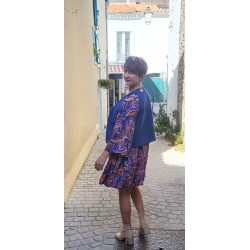 Robe multicolore sur fond violet et orange