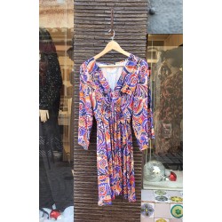 Robe multicolore sur fond violet et orange