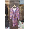 Robe multicolore sur fond violet et orange