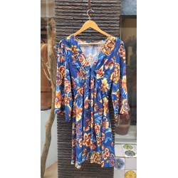 Robe multicolore sur fond bleu et or