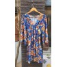 Robe multicolore sur fond bleu et or
